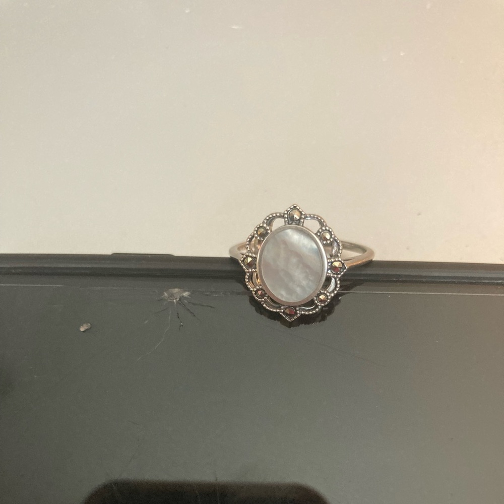 Avon SS Mother of Pearl marquisette ring